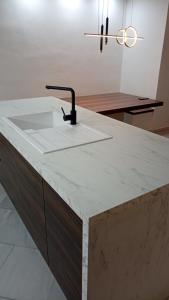 eine Küche mit einer weißen Arbeitsplatte mit Spüle in der Unterkunft Villa Hill in Tríkala + 43 Fotos