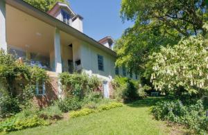 een uitzicht op een huis met een tuin bij Villa Sonnengarten Casa de Campo e Jardins in Venâncio Aires