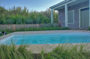 een zwembad voor een huis bij Villa Sonnengarten Casa de Campo e Jardins in Venâncio Aires