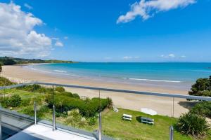 uma vista da praia de uma varanda em San Marino Motor Lodge em Coopers Beach