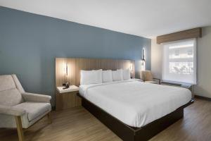 Un dormitorio con una cama grande y una silla en Best Western Of Walterboro, en Walterboro