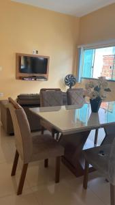 ein Wohnzimmer mit Tisch und Stühlen und einer Couch in der Unterkunft Espaço Dona Deja in Bom Jesus da Lapa