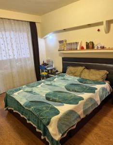 une chambre avec un lit avec une couette verte dans l'établissement New Abbey Royal Nest, à Kilcullen