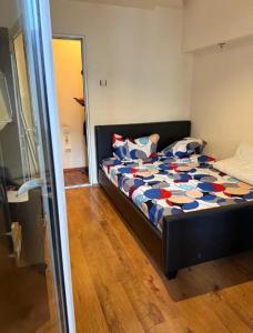 une chambre avec un lit dans une pièce dans l'établissement New Abbey Royal Nest, à Kilcullen