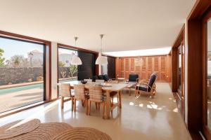a dining room with a table and chairs at Canaryislandshost l Pausa in Costa Teguise
