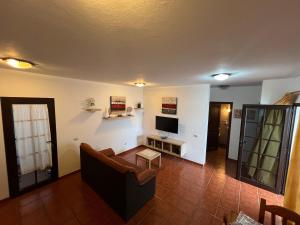 TV a/nebo společenská místnost v ubytování Lupita's House