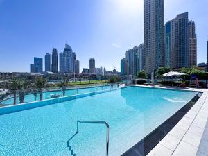 Πισίνα στο ή κοντά στο GRANDE SIGNATURE with Fountain Show and direct Burj Khalifa view with DXB AIRPORT VIP Shuttle option for 6 guests