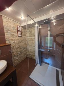 a bathroom with a shower with a glass door at Gästenzimmer Louis in Ediger-Eller