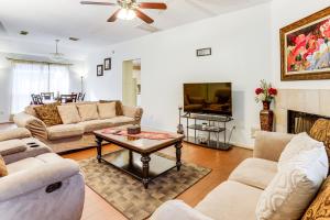 Una sala de estar con sofás y un televisor. en Explore Houston and Beyond! Spring Home with Backyard, en Klein