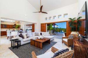 TV a/nebo společenská místnost v ubytování A luxurious 4bed 2level retreat