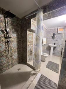 ein Badezimmer mit Dusche und Toilette in der Unterkunft Riad Alma fes in Fès + 101 Fotos