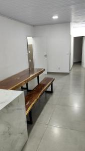 an empty room with a wooden bench in a room at Apartamento Bela Vista in Canoinhas