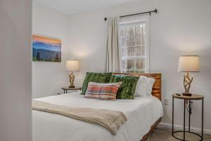 Postel nebo postele na pokoji v ubytování New 3 Bedroom 3 Bath Mountain Retreat