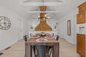 Fotografie z fotogalerie ubytování New 3 Bedroom 3 Bath Mountain Retreat v destinaci Hillsboro