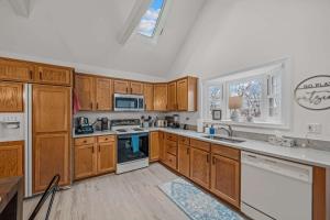 Kuchyň nebo kuchyňský kout v ubytování New 3 Bedroom 3 Bath Mountain Retreat