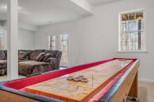 Posezení v ubytování New 3 Bedroom 3 Bath Mountain Retreat + 42 fotografií