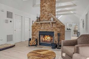 Posezení v ubytování New 3 Bedroom 3 Bath Mountain Retreat