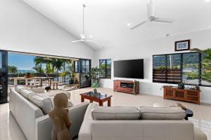 Televiisor ja/või meelelahutuskeskus majutusasutuses Whitsunday Escape - Beachfront Penthouse with Pool