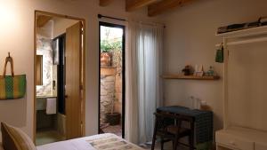 une pièce avec une porte, une table et un miroir dans l'établissement El Diablo y La Luna B&B by El Diablo y La Sandia, à Oaxaca 132 autres photos