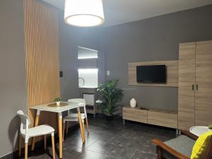 TV a/nebo společenská místnost v ubytování Defensa 821 - Studios in San Telmo