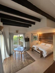 a bedroom with a bed and a desk and a table at Geko Apart Hotel in Mar del Plata