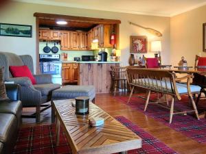 Köök või kööginurk majutusasutuses Stunning Foilage Views From The Fire Tower Cabin