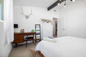 Photo de la galerie de l'établissement Rancho Relaxo - hot tub, fire pit, open air bath and comfy beds, à Twentynine Palms