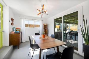 une salle à manger avec une table et des chaises en bois dans l'établissement Rancho Relaxo - hot tub, fire pit, open air bath and comfy beds, à Twentynine Palms 10 autres photos