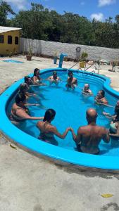 un groupe de personnes assises dans une piscine dans l'établissement Aldeia Gaia Nordeste, à Nísia Floresta