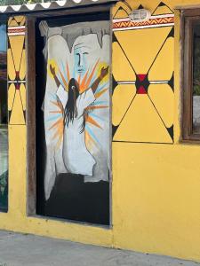 une peinture d'une femme sur le côté d'un bâtiment dans l'établissement Aldeia Gaia Nordeste, à Nísia Floresta