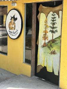 une porte d'un magasin avec un panneau. dans l'établissement Aldeia Gaia Nordeste, à Nísia Floresta
