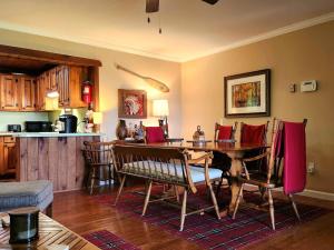 Köök või kööginurk majutusasutuses Stunning Foilage Views From The Fire Tower Cabin +36 fotot