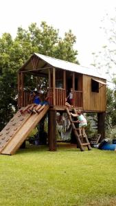 ein Spielhaus mit Rutsche und Figuren darauf in der Unterkunft Sítio do Berger in São Gabriel + 2 Fotos