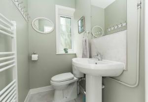 Vannituba majutusasutuses Wonderful thatched cottage in the New Forest National Park +16 fotot