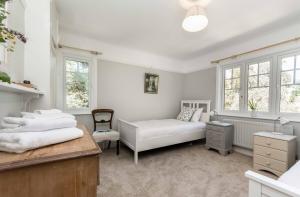 Voodi või voodid majutusasutuse Wonderful thatched cottage in the New Forest National Park toas