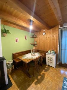 - une salle à manger avec une table et une cuisinière dans l'établissement Sole & Luna Dolomiti House, à Voltago 13 autres photos