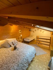 une chambre avec un lit et un mur en bois dans l'établissement Sole & Luna Dolomiti House, à Voltago