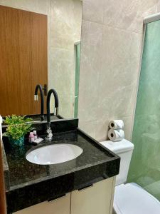 un bagno con lavandino e WC di Sanzé Flats - São José da C Grande a São José da Coroa Grande