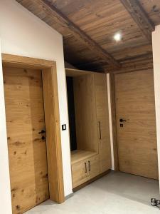 Zimmer mit 3 Holztüren in einem Zimmer in der Unterkunft Mountainview-Lodge exklusiver Neubau mit Bergblick in Reith bei Kitzbühel + 2 Fotos