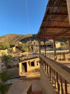 vue d'un village depuis un bâtiment avec un toit dans l'établissement gite jawahir aguerd, 