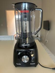 ein Mixer, der auf einer Theke steht in der Unterkunft Casa 03 - Casa com 2 quartos, localizada próximo a rodoviária e aeroporto in Palmas
