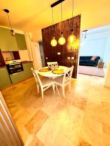 eine Küche und ein Esszimmer mit Tisch und Stühlen in der Unterkunft Ultracentral 1 Craiova in Craiova