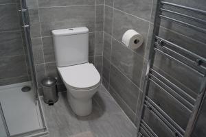 Et badeværelse på Luxury 1-Bedroom Apartment - Central Dundee + 18 billeder