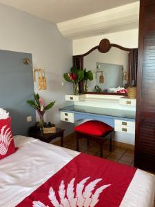 Una cama o camas en una habitación de Tahiti in Tartane 3 fotos más