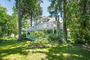 Un jardín fuera de The Inn at Union Pier