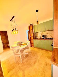 eine Küche und ein Esszimmer mit Tisch und Stühlen in der Unterkunft Ultracentral 1 Craiova in Craiova