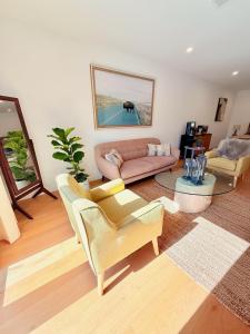 un salon avec un canapé et une table dans l'établissement Sage Sanctuary - Private Oasis Getaway, à Ojai