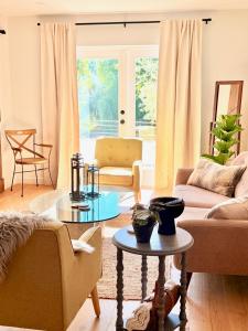 un salon avec un canapé et une table dans l'établissement Sage Sanctuary - Private Oasis Getaway, à Ojai