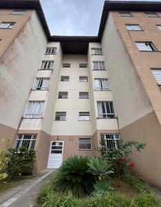 un condominio con porta bianca di Ape 2 quartos a Guarujá Altre 3 foto