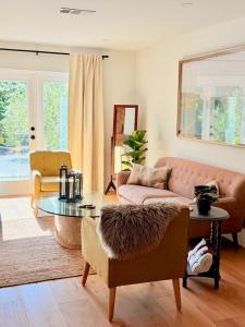 un salon avec un canapé et une table dans l'établissement Sage Sanctuary - Private Oasis Getaway, à Ojai